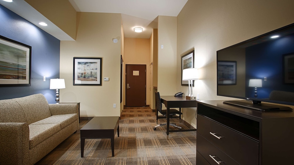 Suite, 1 King Bed, Non Smoking, Refrigerator & Microwave photo 2