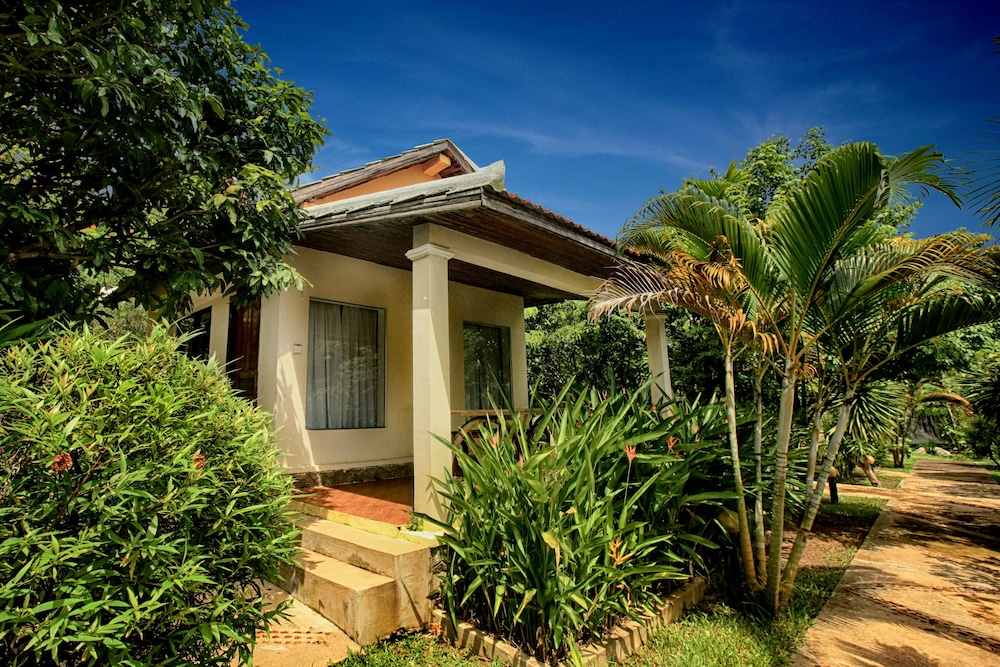 Deluxe Quadruple Room, 2 Double Beds, Garden View photo 3