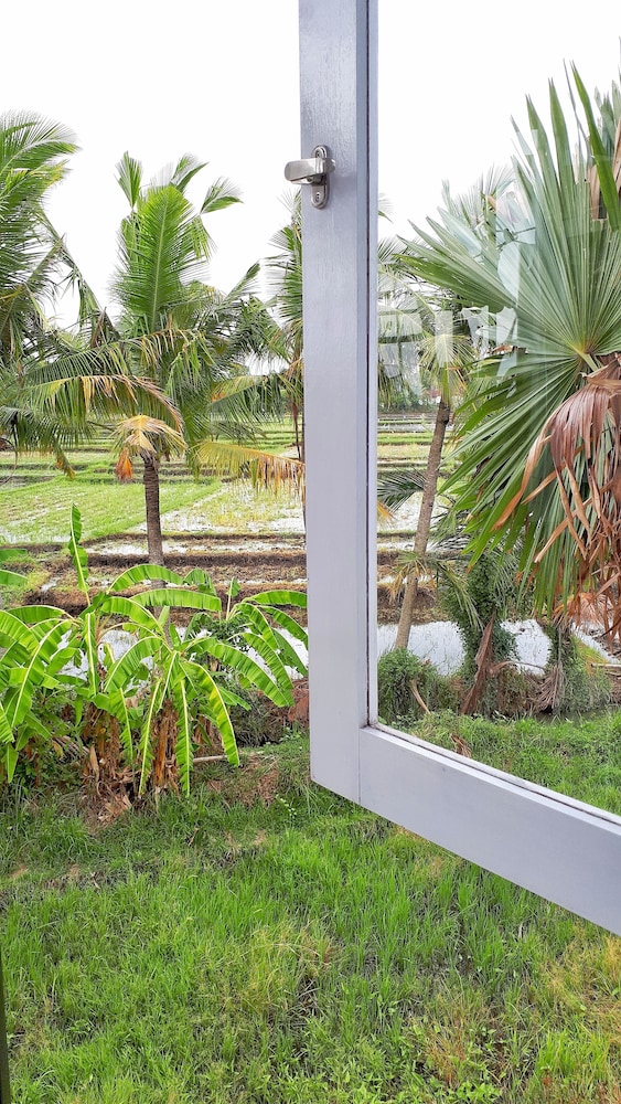 King Bed Room with Sea View - Photo 10