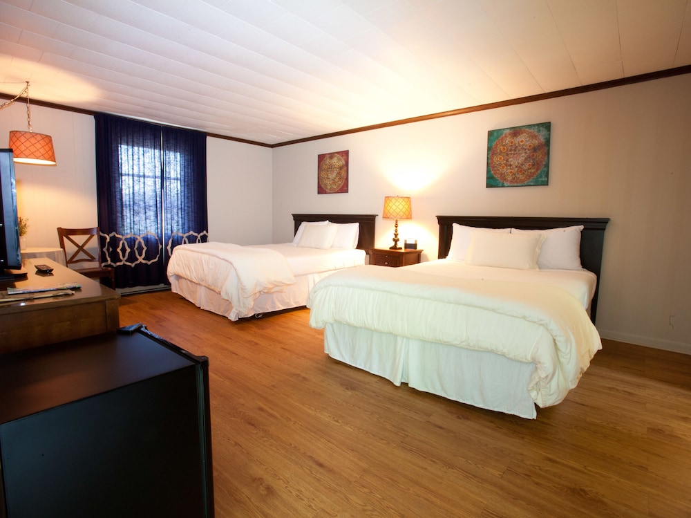 Signature Room, 2 Queen Beds, Private Bathroom, Garden Area photo 1