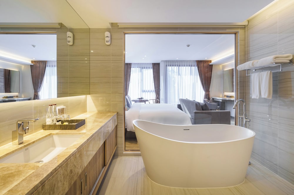 Deluxe Room, 1 King Bed, Pool View - Photo 11