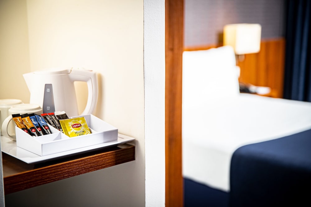 Standard Room, Multiple Beds (Free Breakfast) photo 2