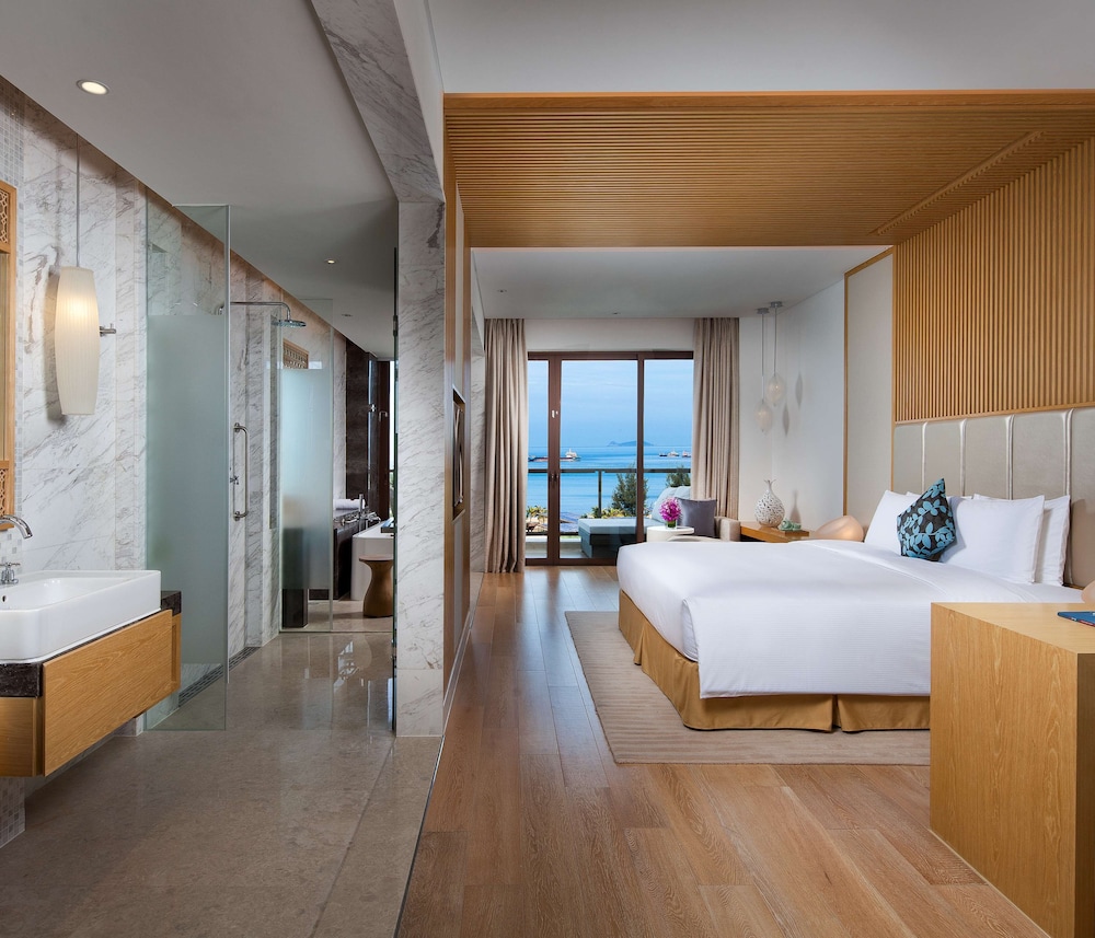 Premier Room, 1 King Bed, Non Smoking, Pool View thumbnail 6