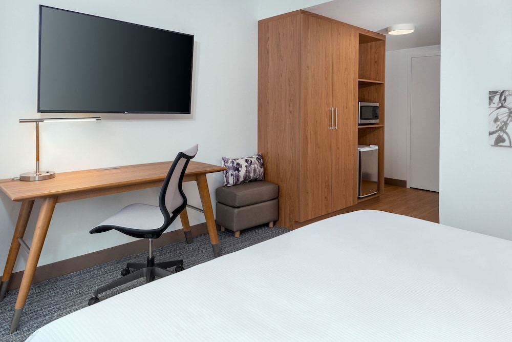 Studio, 1 King Bed, Kitchen (Mobility Accessible, Tub) - Photo 5