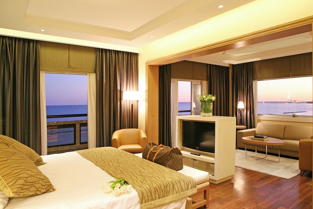 Suite, 1 King Bed, Sea View (Top Floor) - Photo 3