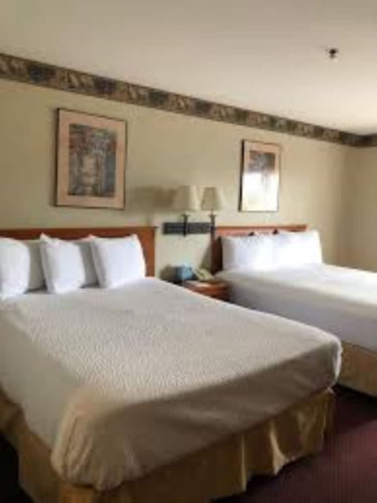 Standard Room, 2 Queen Beds photo 2