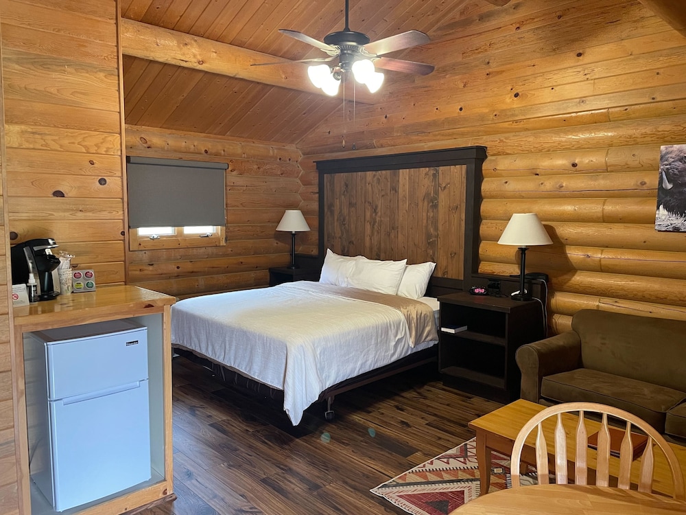Deluxe One Room Cabin w/ Kitchenette - Photo 3