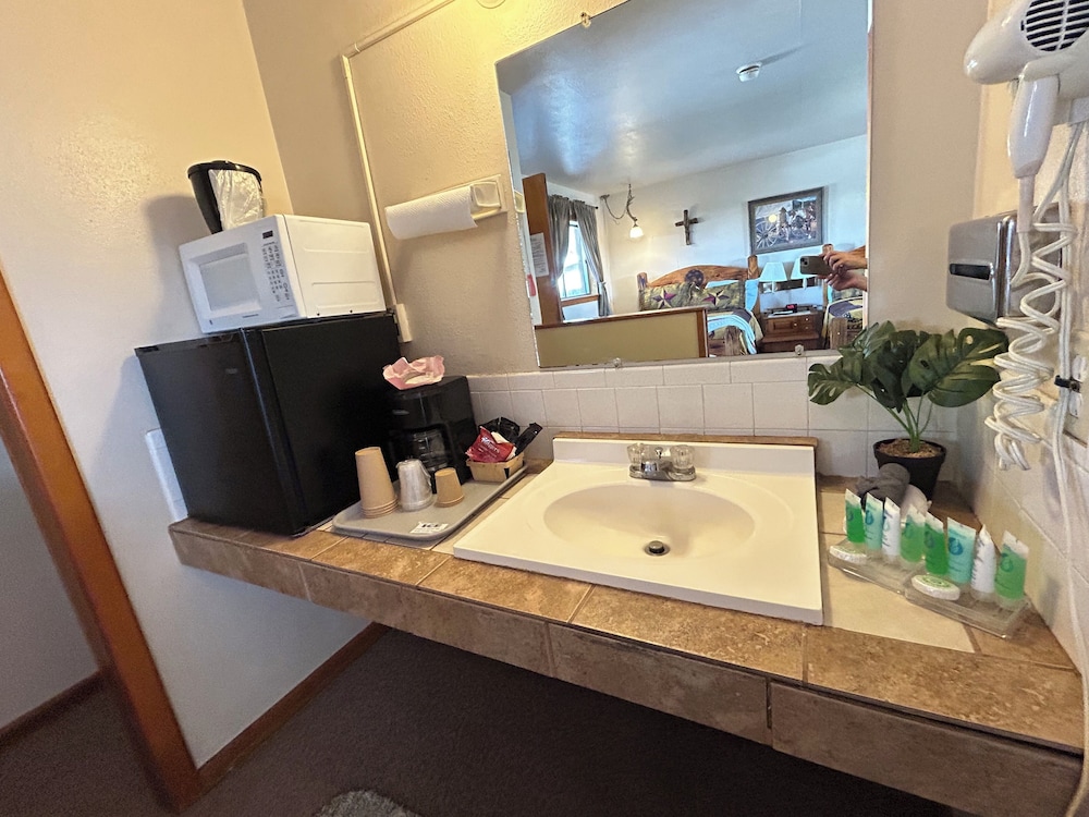 Suite #5, Deluxe Studio Suite, 2 Queen Beds, Kitchenette, Ground Floor photo 3