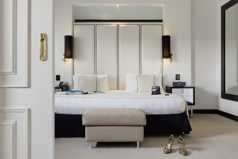 The Level Presidential Suite and Lounge Access (4AD)