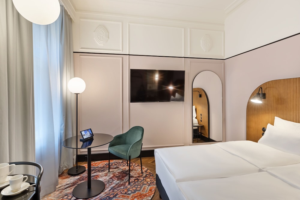 Superior Room, 1 Queen Bed thumbnail 5