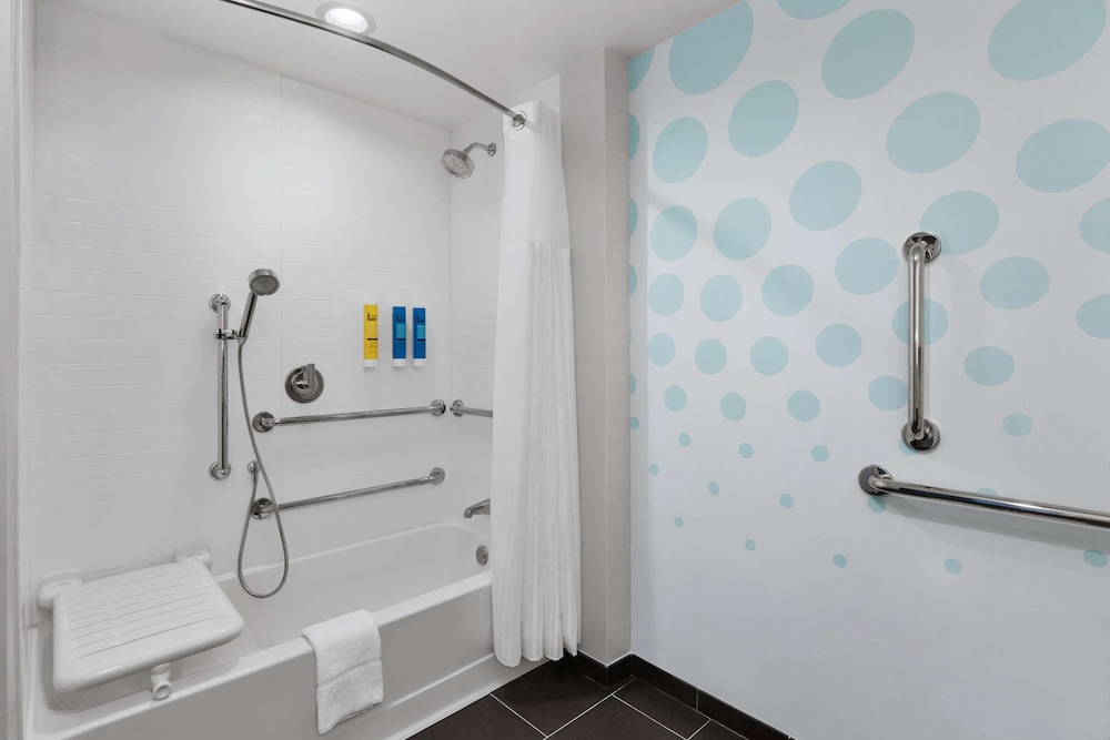 Room, 2 Queen Beds, Accessible, Bathtub