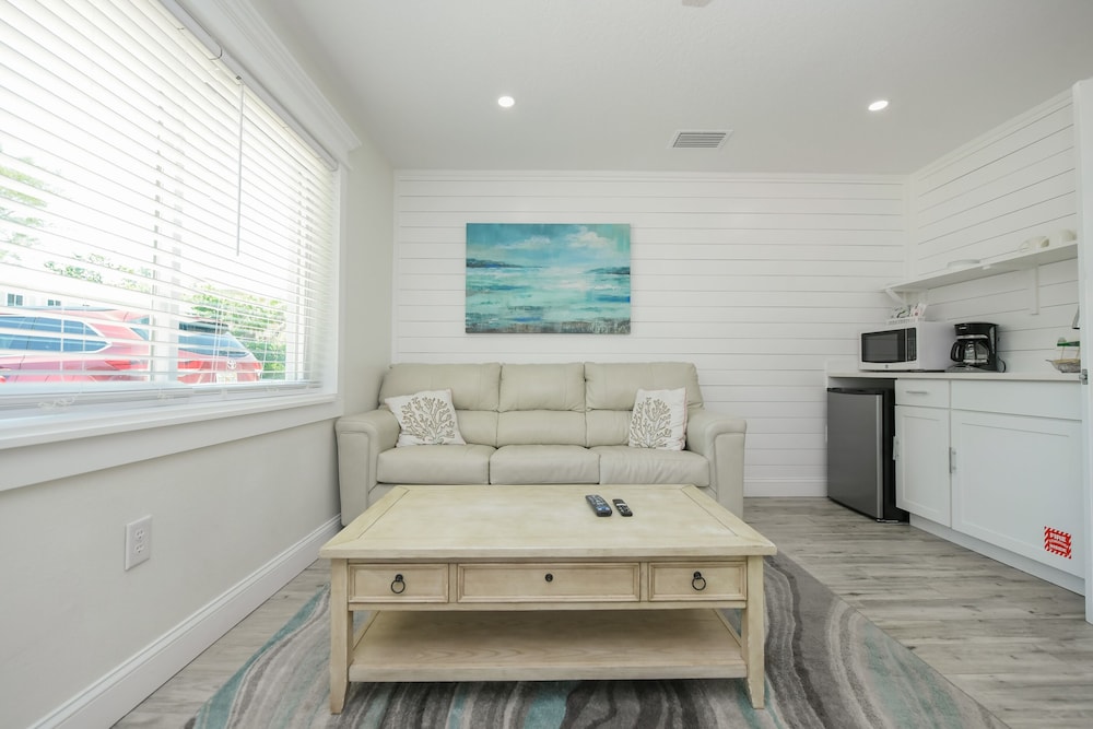 Suite - Photo 15