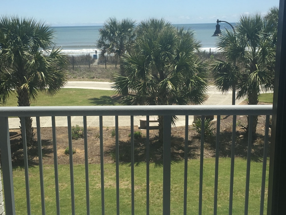 Oceanfront Queen Efficiency photo 3