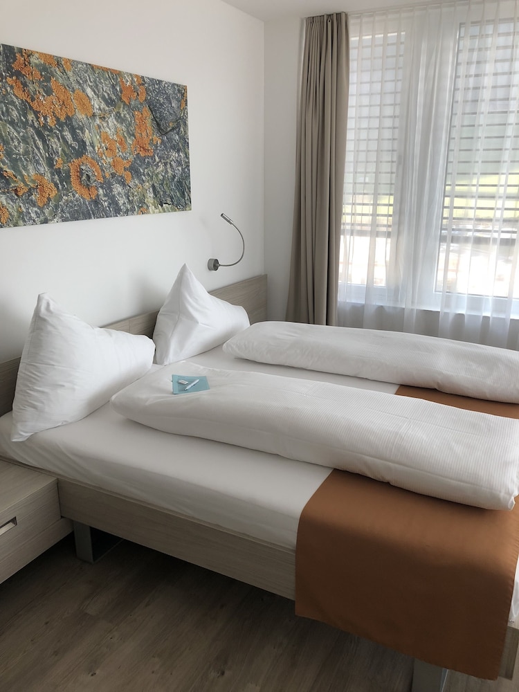 Comfort Room, 2 Twin Beds, Mountain View