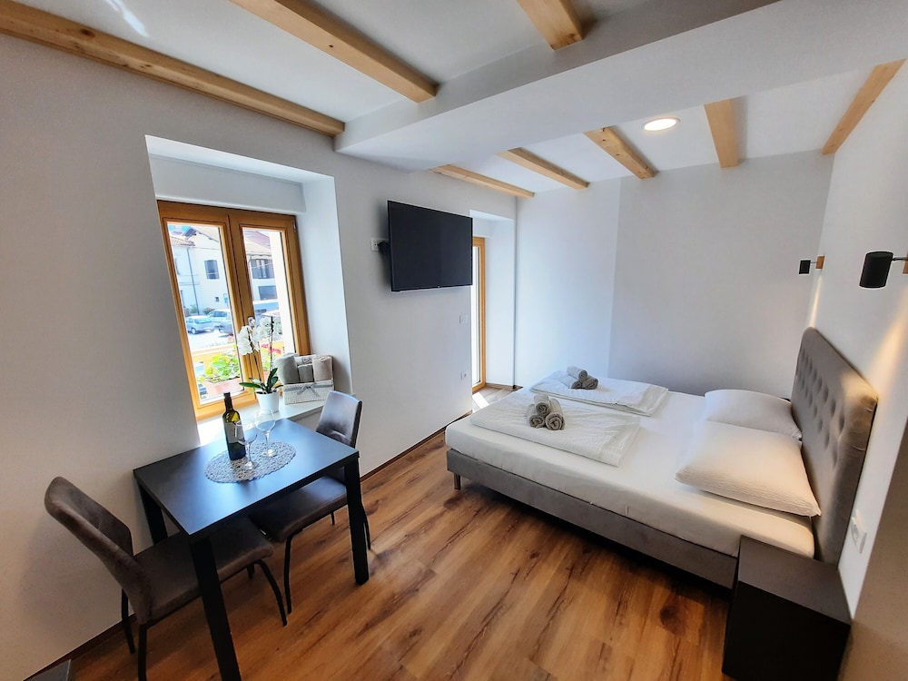 Luxury Studio Suite, Hill View