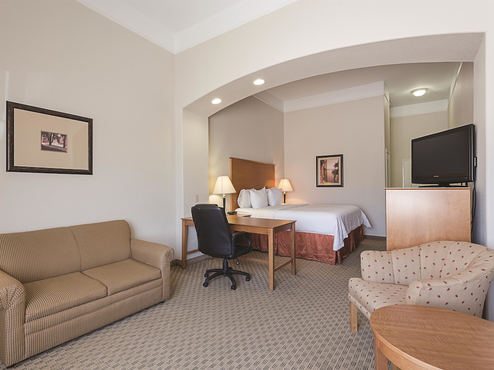 Suite, 1 King Bed, Accessible, Non Smoking (Tub with Grab Bars) - Photo 2
