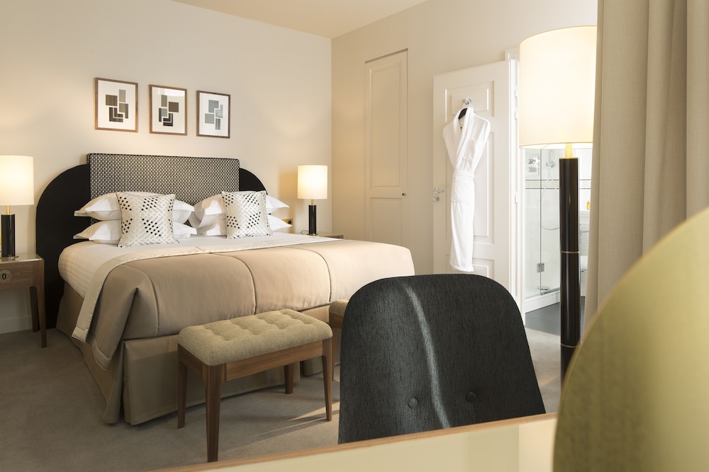 Executive Room thumbnail 5