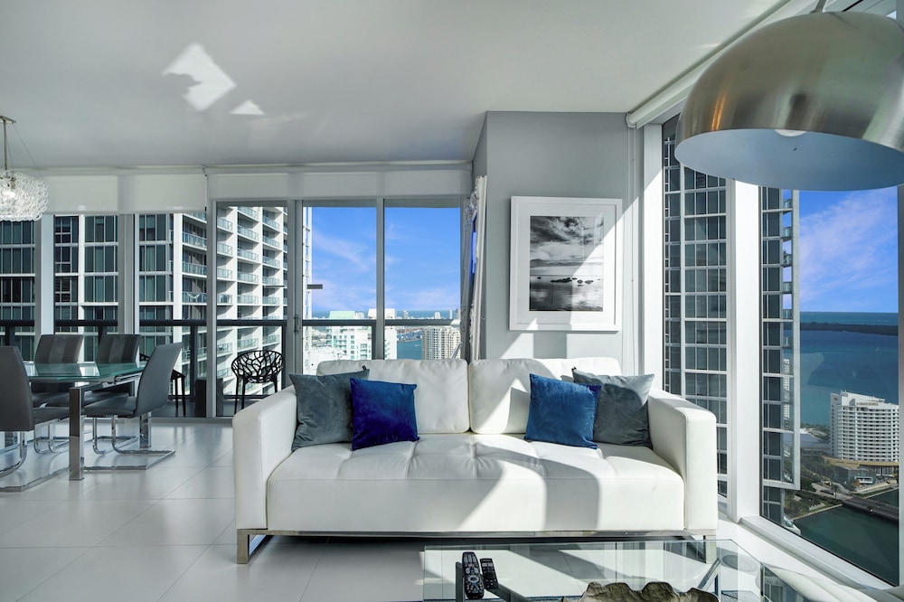 Luxury Condo, 2 Bedrooms, Poolside photo 3