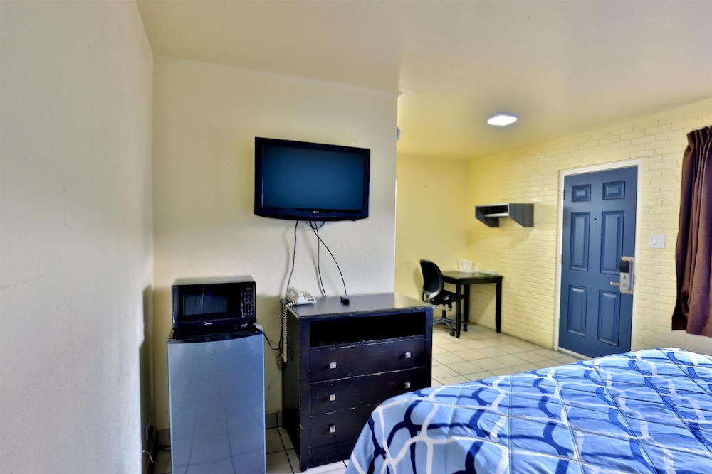 Room, 1 King Bed, Smoking - Photo 2