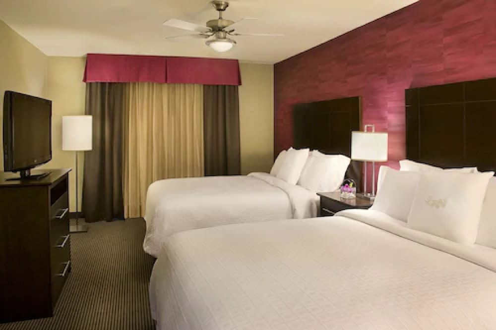 2 Bedroom Suite, One King and Two Queen Beds, Non Smoking photo 2