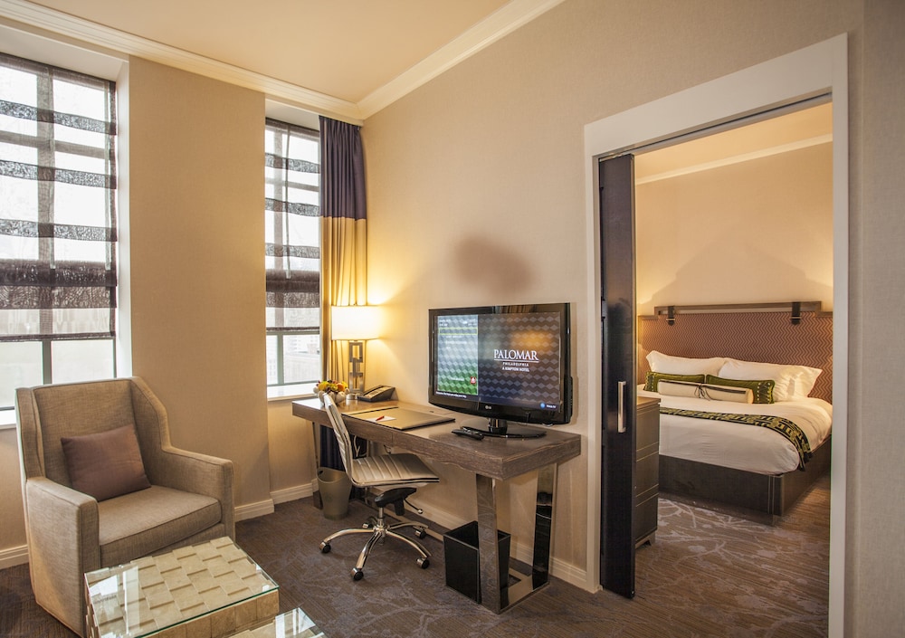 Suite, 1 King Bed - Photo 4