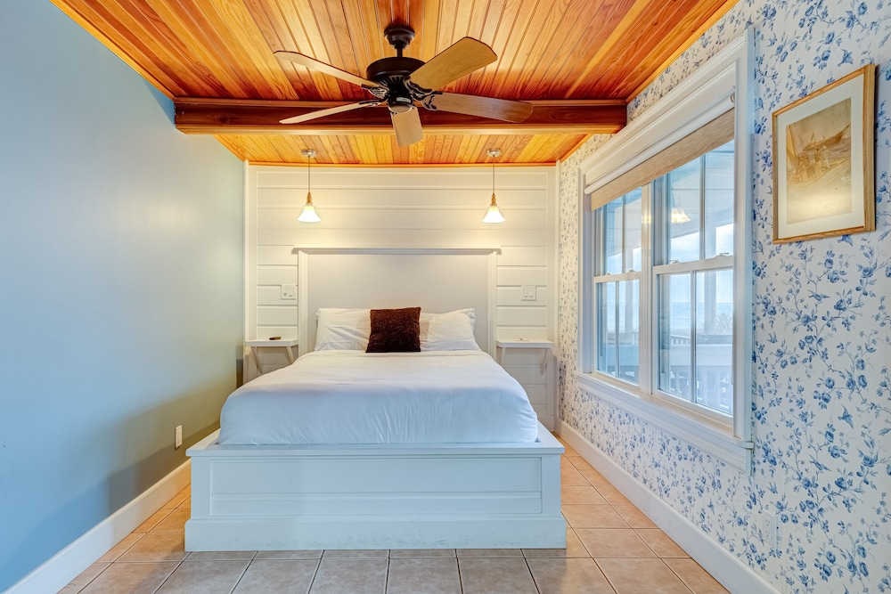 Mott Room at Guest House, 1 Queen Bed