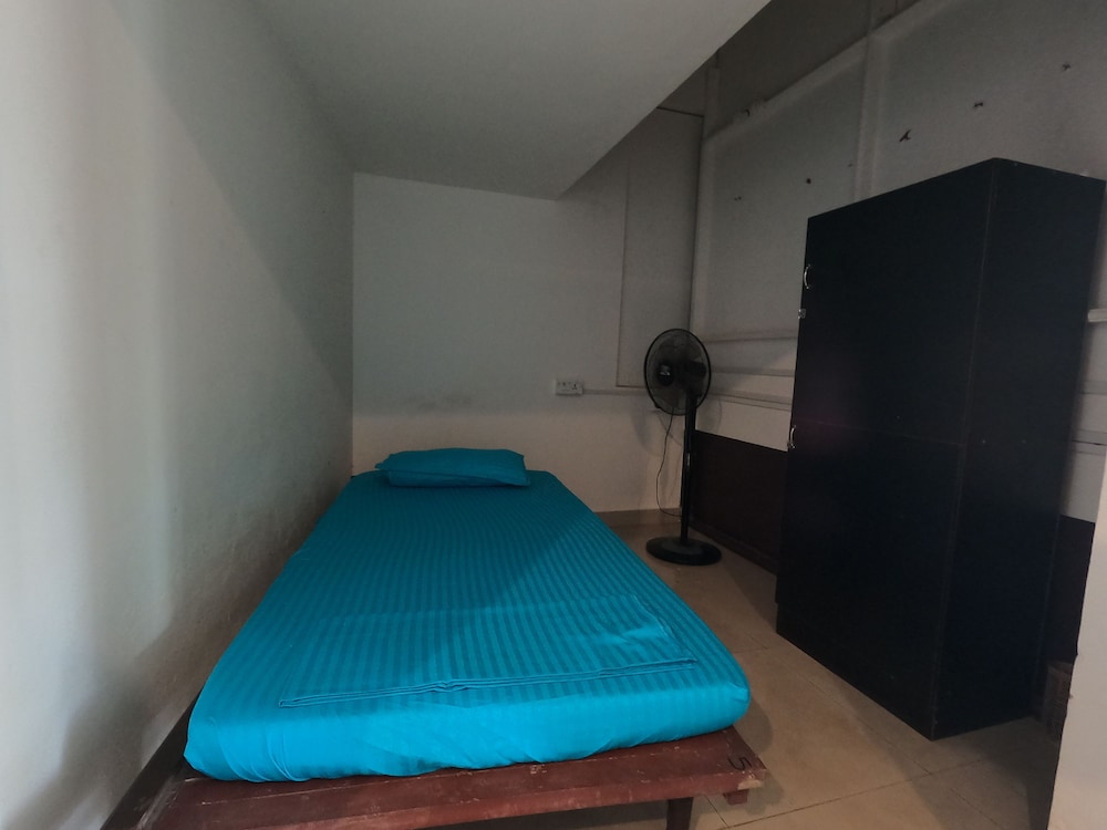 Non AC 5-Bed Shared Dormitory, Mixed Dorm photo 3