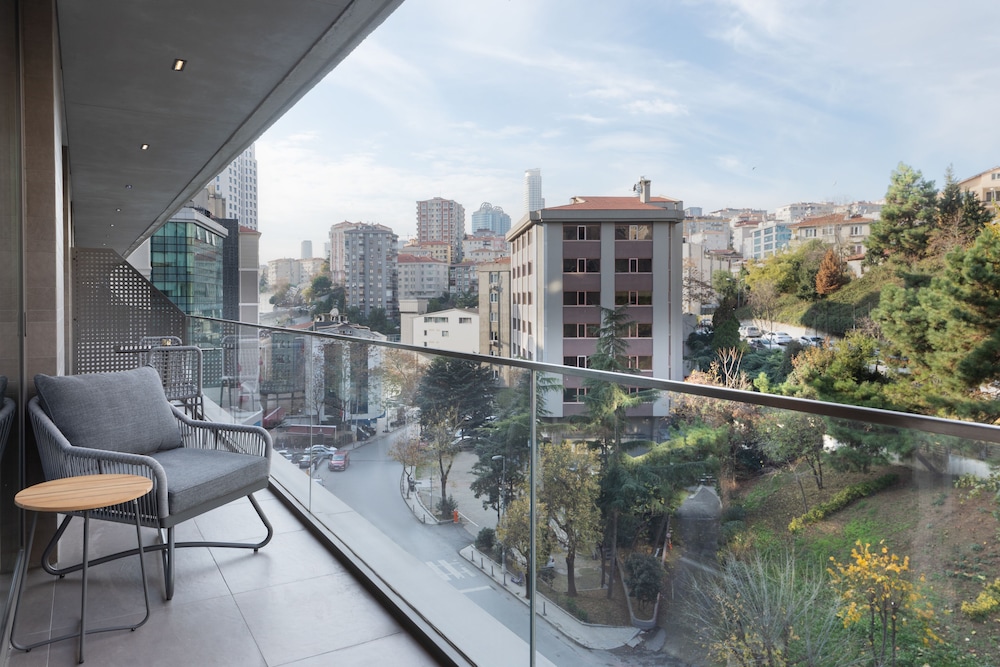 Deluxe Apartment, 3 Bedrooms, City View thumbnail 5