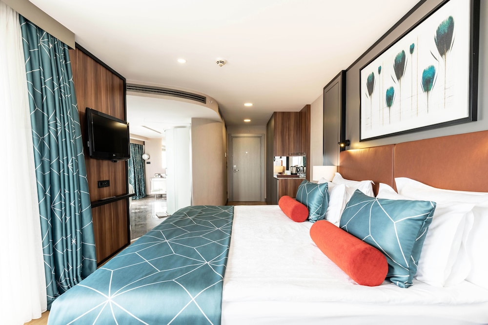 Honeymoon Double Room, Jetted Tub, Sea View photo 3