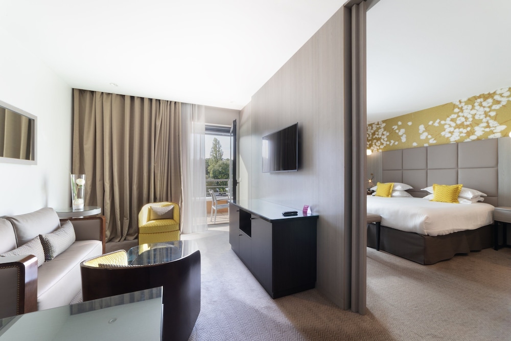 Junior Suite, 1 King Bed thumbnail 5