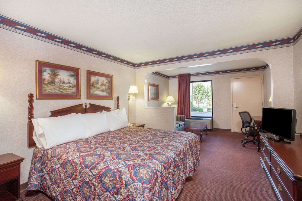 Suite, 1 King Bed, Lake View (Sofa Bed, Soaker Tub) photo 1