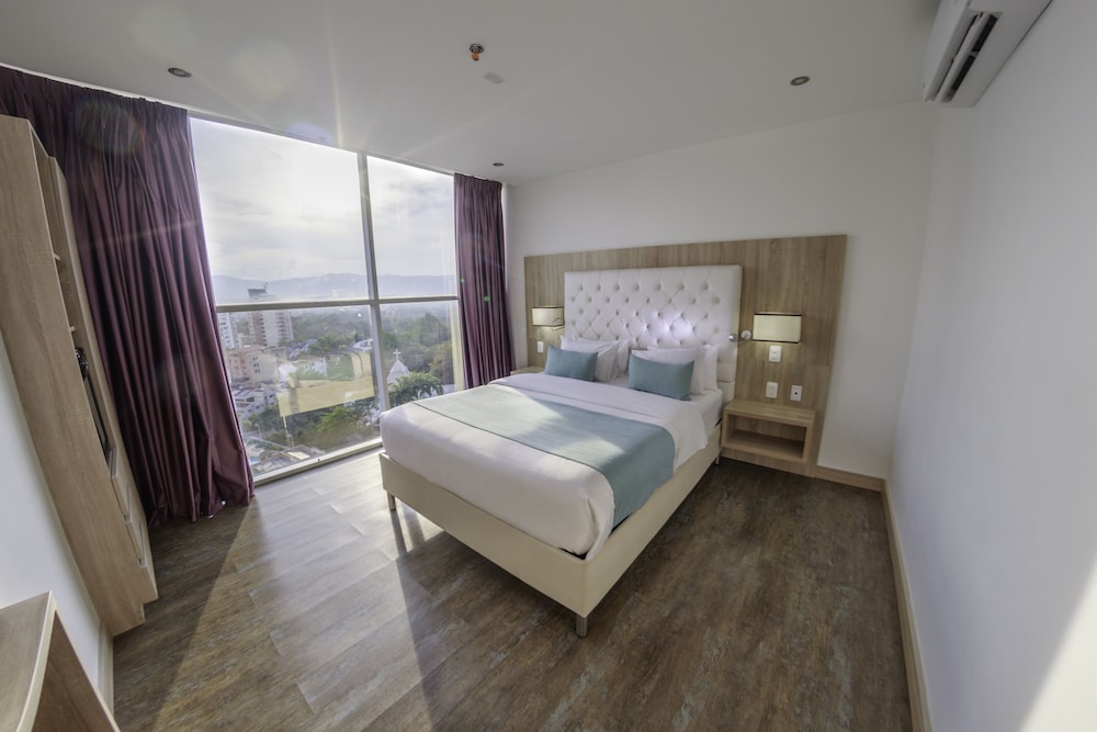 Deluxe Double Room, 1 Queen Bed, City View (Non Smoking)
