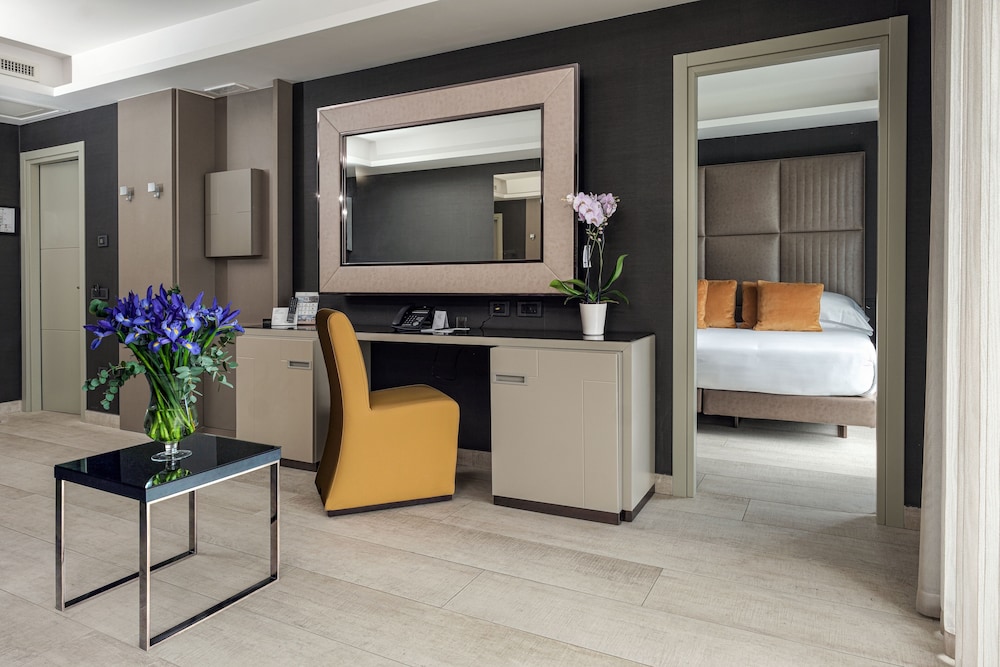 Residence - Photo 2