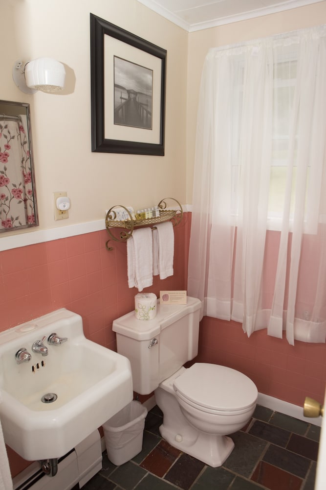 Deluxe Room (No Pets) photo 2