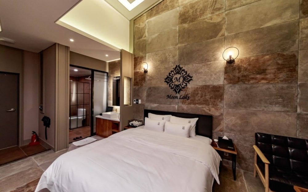 Room (OILBED 206) photo 1