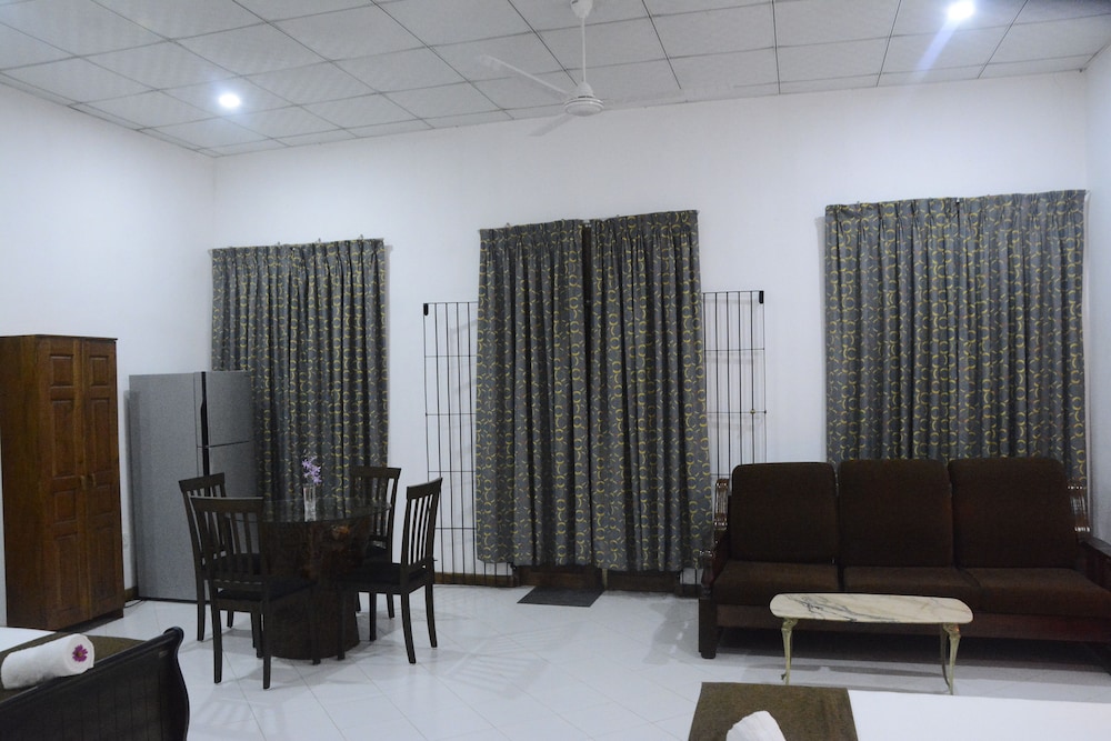 Family Room, 1 Bedroom photo 3