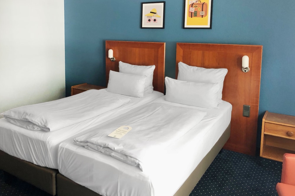 Standard Room, Multiple Beds - Photo 3
