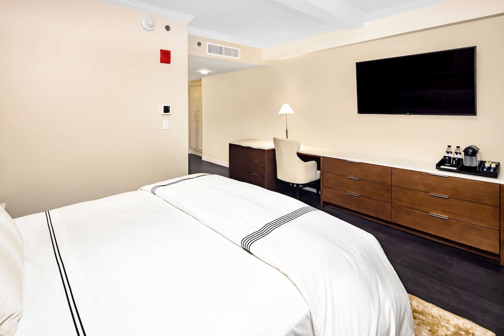 Deluxe Studio, 1 King Bed, Accessible (Hearing, Roll-In Shower)