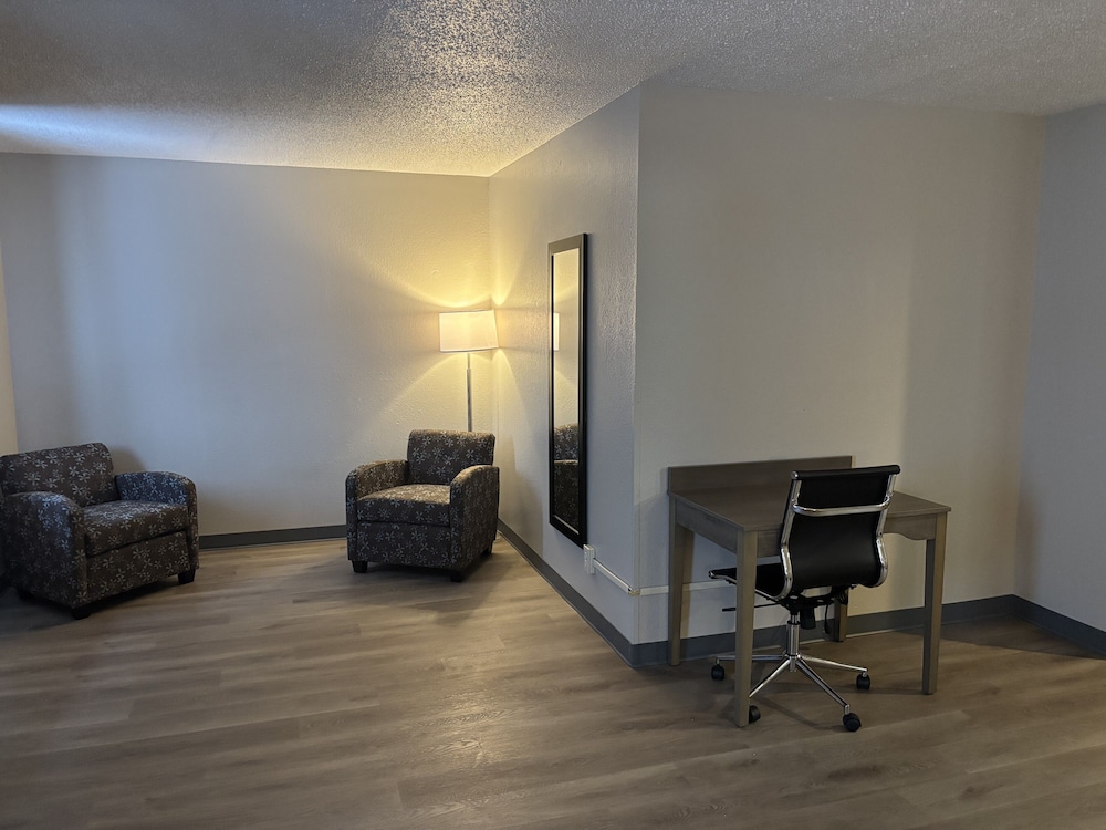 Suite, 1 King Bed, Non Smoking - Photo 2