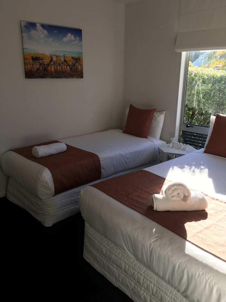 Chalet, 3 Bedrooms, Lake View - Photo 2