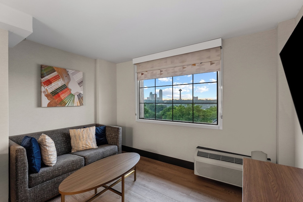 Suite, 1 King Bed (Canadian Skyline View) - Photo 8