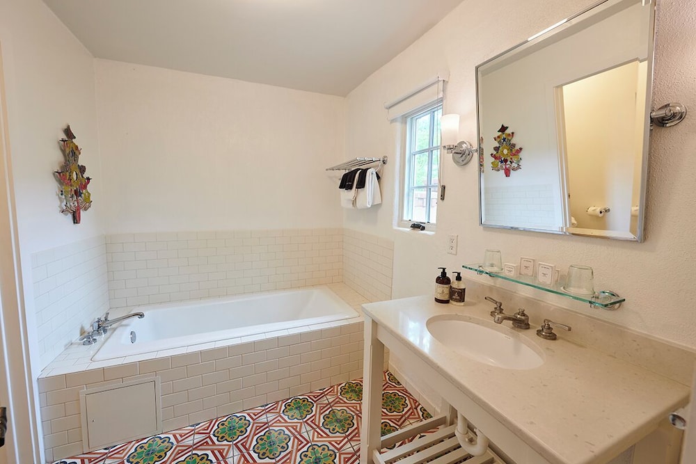 Deluxe Suite, 1 King Bed with Sofa bed, Garden View photo 2