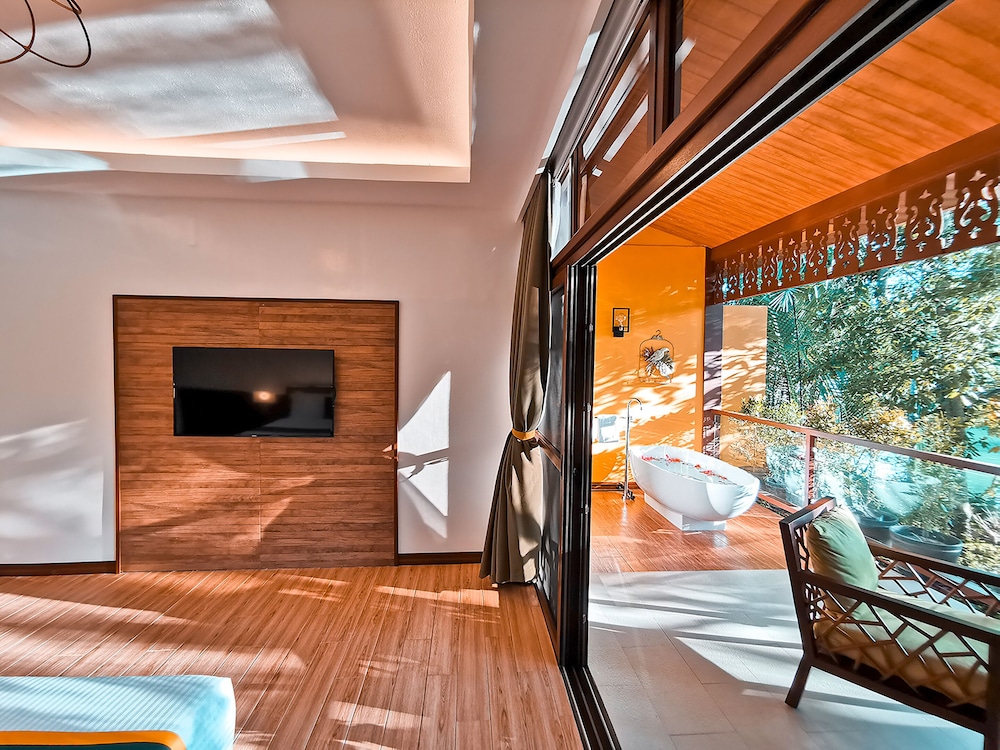 Premier Room, Bathtub, River View