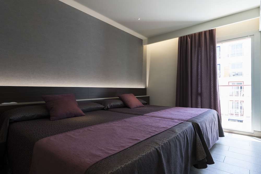 Standard Room (Blau, 2 Adults and 2 Children)
