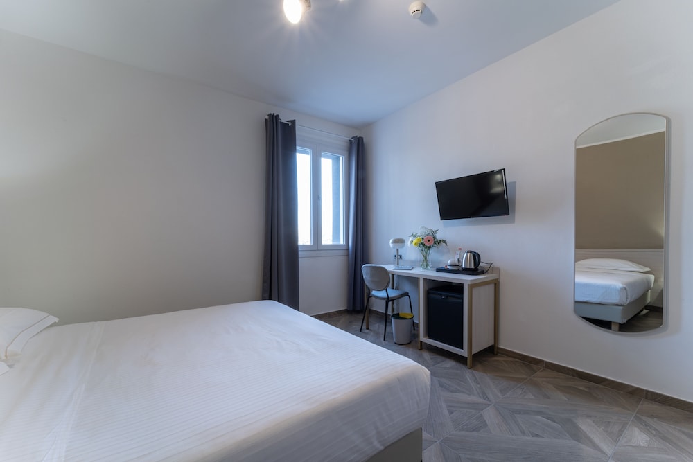 Standard Double Room - Photo 41