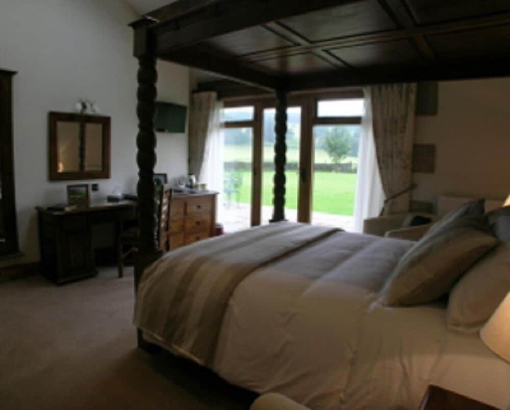 Double Room with Four Poster Bed (Ribblesdale) photo 3