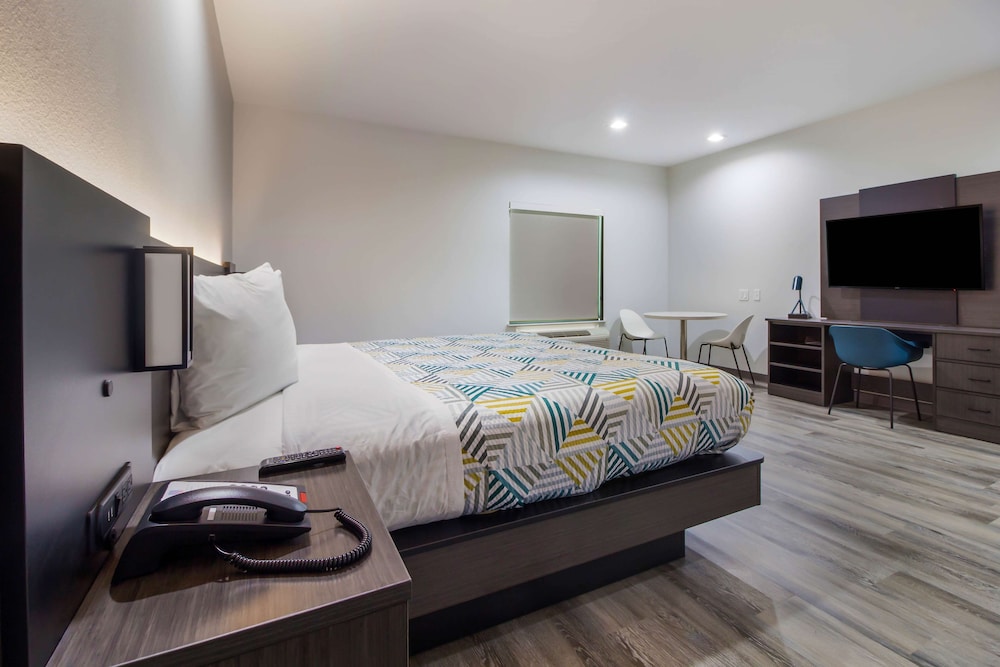 Deluxe Room, 1 King Bed, Non Smoking, Kitchenette - Photo 9