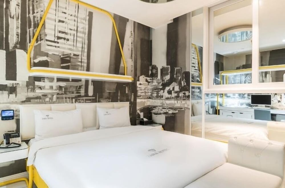 Standard Room, 1 King Bed, Non Smoking, Jetted Tub - Photo 10