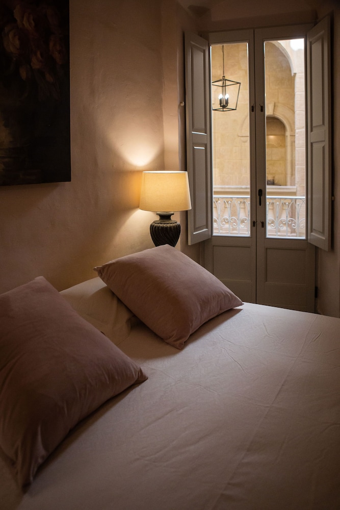 Superior Double Room, Ensuite ( King Room with balcony) - Photo 11