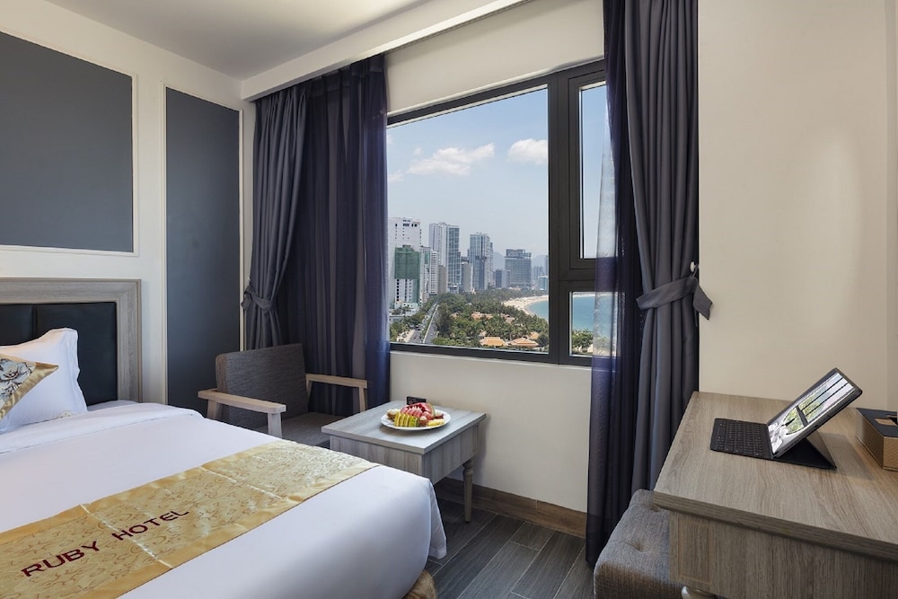 Deluxe Twin Room, City View - Photo 10